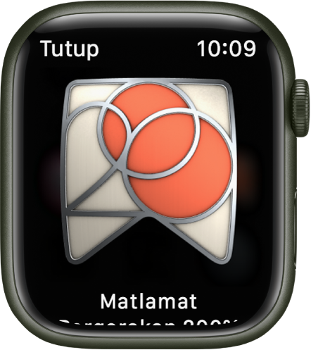 Pencapaian ganjaran ditunjukkan pada Apple Watch. Di bawah ganjaran ialah perihalan ganjaran. Anda boleh seret untuk putarkan ganjaran.