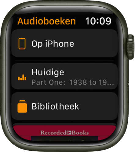 De Apple Watch met het Audioboeken-scherm, met bovenin de knop 'Op iPhone', daaronder de knoppen 'Huidige' en 'Bibliotheek', en onderin een deel van de kaftillustratie van een audioboek.