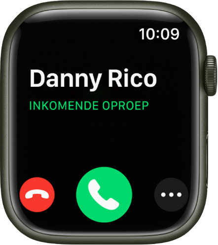 Het Apple Watch-scherm wanneer je wordt gebeld, de naam van de beller, de tekst "Inkomend gesprek", de rode weigerknop, de groene opneemknop en de knop 'Meer opties'.