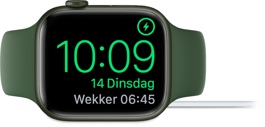Een Apple Watch die op zijn kant ligt en is aangesloten op de oplader. Rechtsbovenin zie je het oplaadsymbool, en daaronder de actuele tijd en de tijd van de volgende wekker.