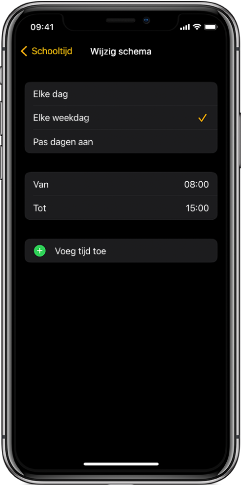 Een iPhone met het scherm 'Wijzig schema' voor Schooltijd. De opties 'Elke dag', 'Elke weekdag' en 'Pas dagen aan' staan bovenaan, waarbij 'Elke weekdag' is geselecteerd. In het midden van het scherm staan de begin- en eindtijd en daaronder staat de knop 'Voeg tijd toe'.
