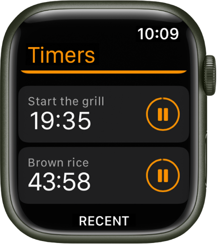 Twee timers in de Timers-app. Een timer met de naam 'Zet de grill aan' staat bovenaan. Daaronder bevindt zich een timer met de naam 'Bruine rijst'. Elke timer toont de resterende tijd onder de naam van de timer en een pauzeknop aan de rechterkant. De knop 'Recent' bevindt zich onder in het scherm.
