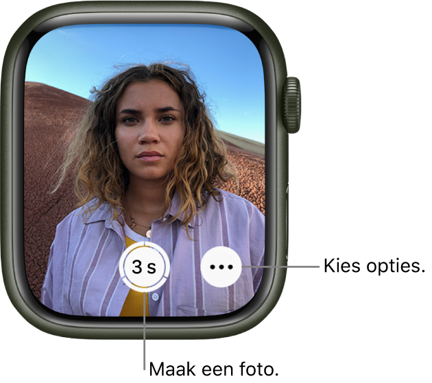 Wanneer je de Apple Watch als camera-afstandsbediening gebruikt, zie je op het Apple Watch-scherm het beeld van de iPhone-camera. De sluiterknop bevindt zich in het midden onderin en de knop 'Meer opties' bevindt zich rechts daarvan. Als je een foto hebt gemaakt, verschijnt linksonder een miniatuurafbeelding van de foto.