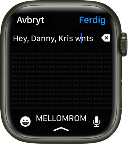 En skjerm med tekst, med en markør mellom to bokstaver i et feilstavet ord. Slettetasten vises til høyre for teksten. Knappene Emoji, mellomrom og dikter vises nederst.
