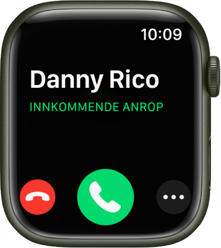 Apple Watch-skjermen når du mottar et anrop: navnet på den som ringer, ordene «Innkommende anrop», den røde Avvis-knappen, den grønne Svar-knappen og Flere valg-knappen.