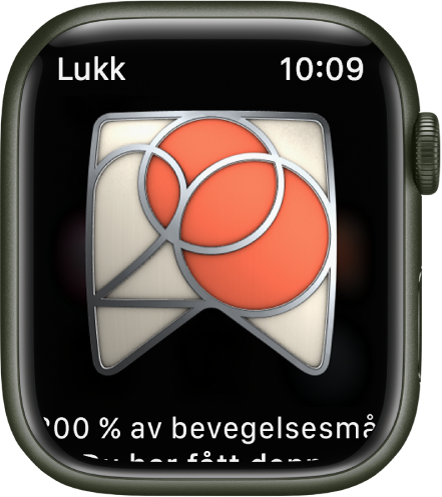 Det vises en utmerkelse på Apple Watch. Det vises en beskrivelse av utmerkelsen under den. Du kan dra for å snu på merket.