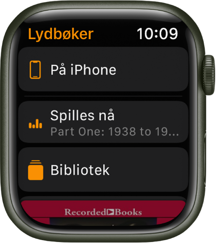 Apple Watch som viser Lydbøker-skjermen med På iPhone-knappen øverst, Spilles nå- og Bibliotek-knappene under og en del av forsiden på en lydbok nederst.