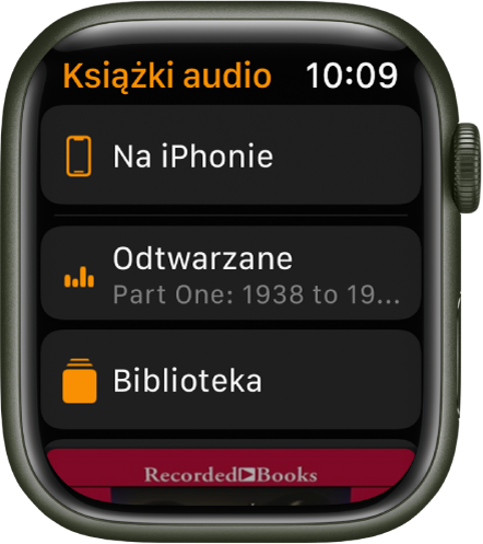 Apple Watch wyświetlający ekran Książki audio; na górze wyświetlany jest przycisk Na iPhonie, pod nim przyciski Odtwarzane oraz Biblioteka, a na dole fragment grafiki okładki książki audio.