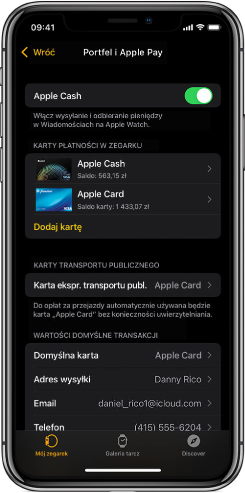 Ekran Portfel i Apple Pay w aplikacji Apple Watch na iPhonie. Ekran zawiera karty dodane do Apple Watch, kartę wybraną jako kartę ekspresową transportu publicznego oraz ustawienia domyślne transakcji.