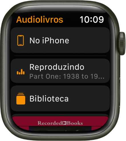 Apple Watch mostrando a tela Audiolivros com o botão No iPhone na parte superior, os botões Reproduzindo e Biblioteca abaixo, e uma parte da capa de um audiolivro na parte inferior.