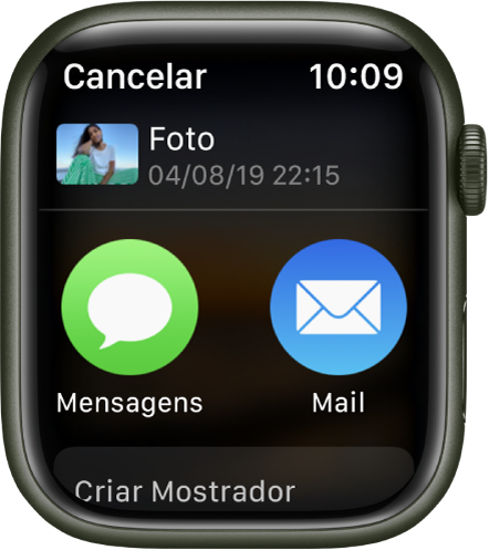 A tela de compartilhamento no app Fotos do Apple Watch. Uma foto está na parte superior da tela. Abaixo, os botões Mensagens e Mail.
