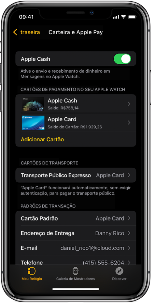 A tela “Carteira e Apple Pay” no app Apple Watch do iPhone. A tela mostra cartões adicionados ao Apple Watch, o cartão escolhido para uso no transporte público expresso e as configurações padrões de transação.