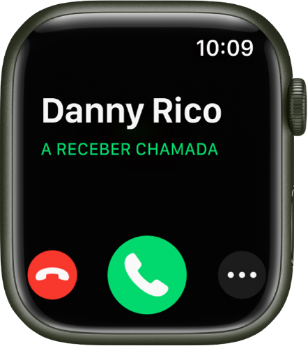 O ecrã do Apple Watch quando recebe uma chamada: o nome do autor da chamada, as palavras “A receber chamada”, o botão vermelho Recusar, o botão verde Atender e o botão Mais opções.