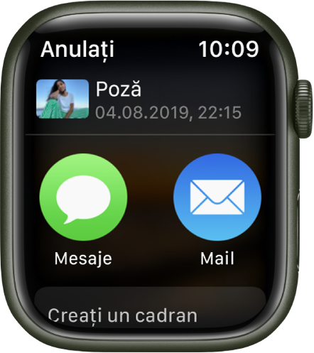 Ecranul de partajare în aplicația Poze pe Apple Watch. O poză se află în partea de sus a ecranului. Dedesubt se află butoanele Mesaje și Mail.
