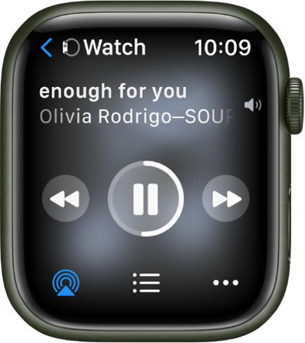 Ecranul În redare, afișând Apple Watch-ul în stânga sus, cu o săgeată îndreptată spre stânga, care vă conduce la ecranul dispozitivului. Titlul unei melodii și numele artistului apar dedesubt. Comenzile de redare sunt în mijloc. Butoanele AirPlay, lista de piste și Opțiuni sunt jos.