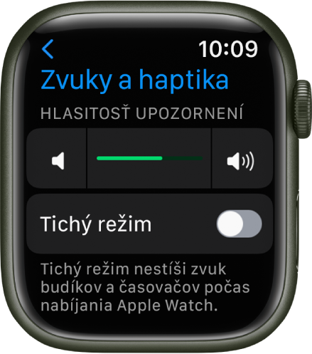 Nastavenia Zvuky a haptika na hodinkách Apple Watch s posuvníkom Hlasitosť upozornení v hornej časti a prepínačom Tichý režim nižšie.