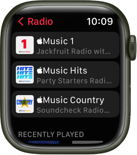 Zaslon radia s prikazom treh postaj Apple Music.
