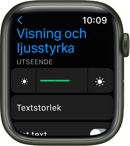 Inställningarna för skärm och ljusstyrka på Apple Watch med skjutreglaget Ljusstyrka högst upp och nedanför knappen Textstorlek.