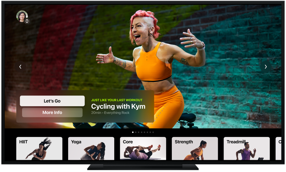 En TV visar Apple Fitness+-skärmen med träningstyper och en rekommenderad cykelträning.