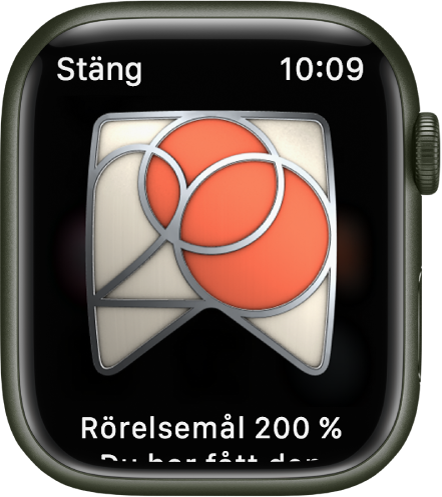 En utmärkelse för en prestation visas på Apple Watch. Nedanför utmärkelsen finns en beskrivning av den. Du kan rotera utmärkelsen genom att dra den.