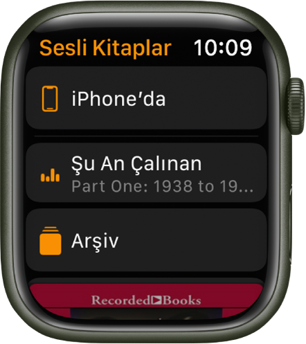En üstte iPhone’da düğmesini, aşağıda Şu An Çalınan ve Kitaplık düğmelerini, en altta da sesli kitabın kapak resminin bir kısmı ile Sesli Kitaplar ekranını gösteren Apple Watch.