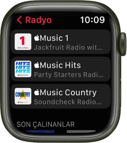 Üç Apple Music istasyonunu gösteren Radyo ekranı.