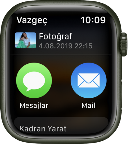 Apple Watch’taki Fotoğraflar uygulamasında paylaşma ekranı. Ekranın en üstünde bir fotoğraf var. Onun altında Mesajlar ve Mail düğmeleri var.