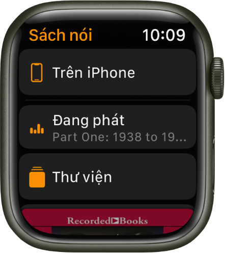 Apple Watch đang hiển thị màn hình Sách nói với nút Trên iPhone ở trên cùng, các nút Đang phát và Thư viện ở bên dưới và một phần của ảnh bìa sách nói ở dưới cùng.
