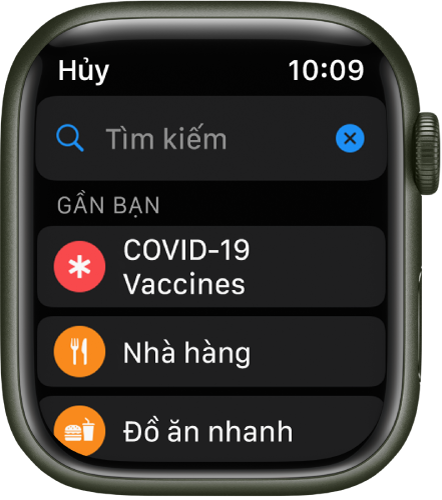Màn hình Tìm kiếm của ứng dụng Bản đồ đang hiển thị trường Tìm kiếm ở gần trên cùng. Bên dưới Gần bạn là các nút cho vắc xin COVID-19, nhà hàng và đồ ăn nhanh.
