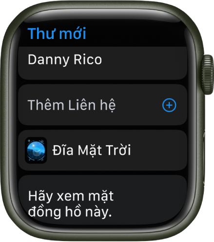 Màn hình Apple Watch đang hiển thị một tin nhắn chia sẻ mặt đồng hồ với tên của người nhận ở trên cùng. Bên dưới là nút Thêm liên hệ, tên của mặt đồng hồ và tin nhắn nói rằng “Hãy xem mặt đồng hồ này”.