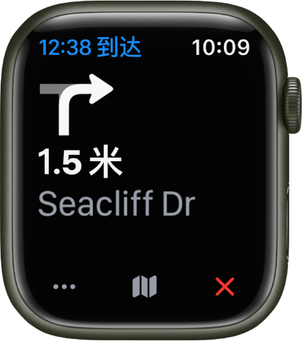 “地图” App 在左上方显示预计到达时间、下次转向时的街道名称以及转向前行驶的距离。“更多”、“地图”和“结束”按钮位于底部。
