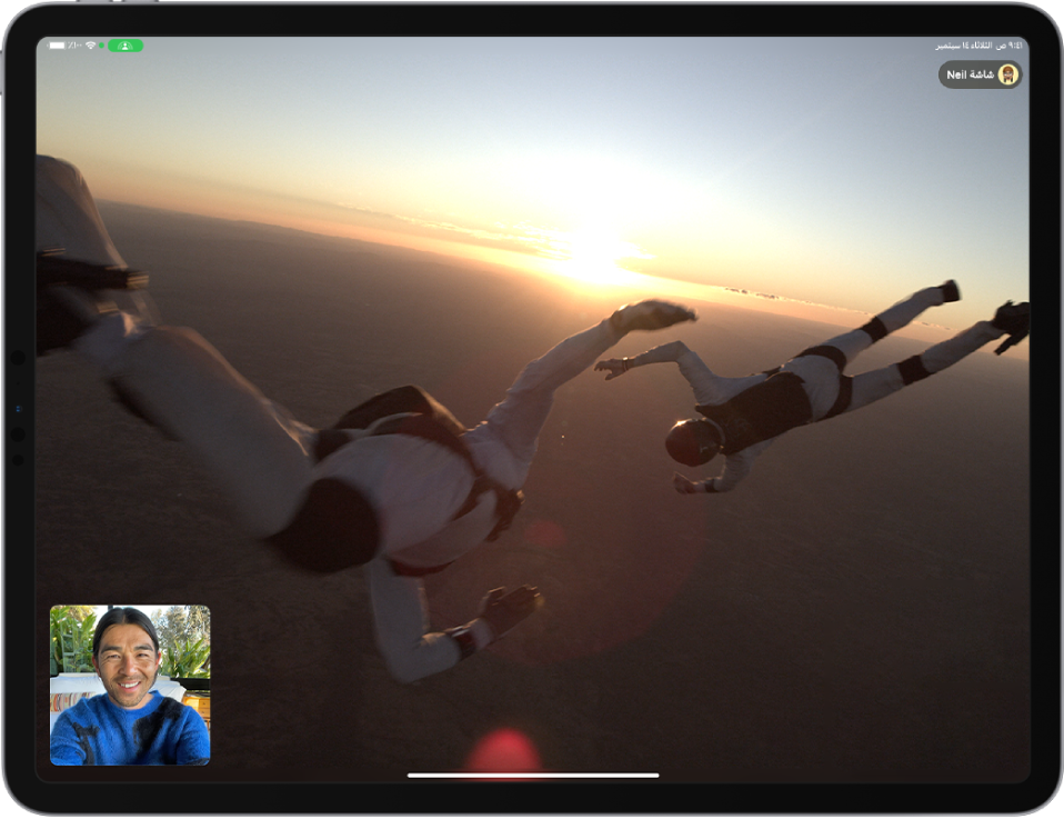 مكالمة FaceTime تعرض محتوى من شاشة مشتركة.