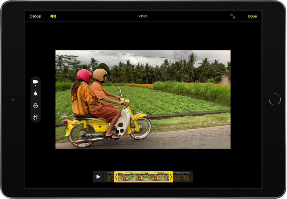 В екрана Edit (Редактиране) има едно видео, а лентата за преглед на кадрите на видеото е в долната част на екрана. Бутоните Cancel (Откажи) и Volume са в горния ляв ъгъл, а бутоните Enter Full Screen (На цял екран) и Done (Готово) са в горния десен ъгъл. Инструментите за редактиране в лявата част на екрана са, от горе надолу: Video (Видео), Adjust (Настройка), Filters (Филтри) и Crop (Изрязване). Избрано е Video (Видео).