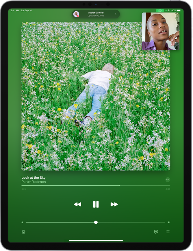 Разговор във FaceTime, показващ аудио съдържание от Apple Music, което се споделя в разговора. Корицата на албума е показана в горната половина на екрана, а заглавието и бутоните за управление на аудио са под нея.