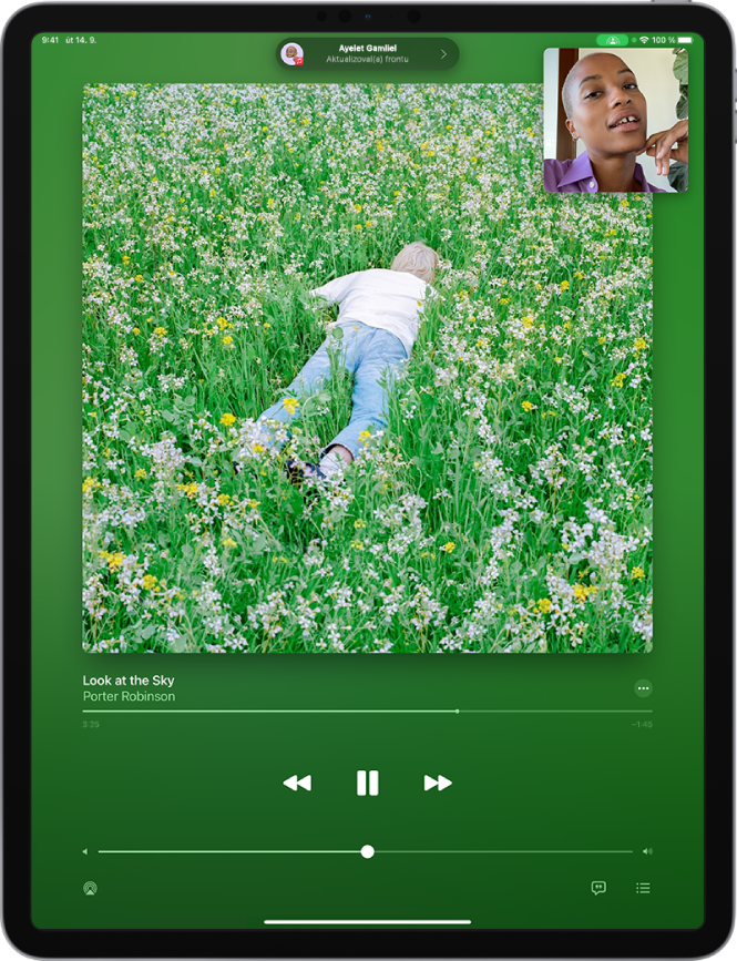 Hovor FaceTime, ve kterém se zobrazuje sdílená hudba z Apple Music. V horní polovině obrazovky je vidět obal alba a hned pod ním název a ovládací prvky přehrávání.