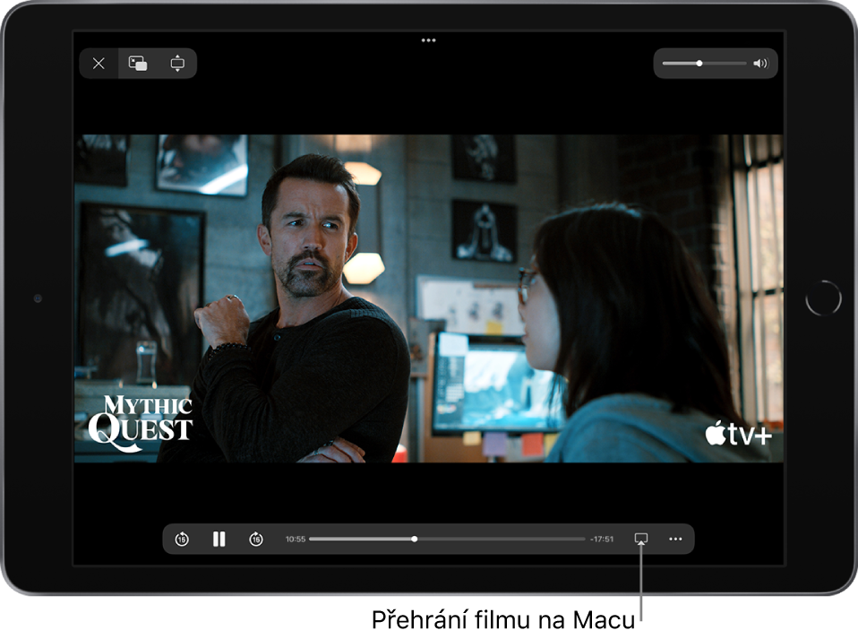 Na displeji iPadu se přehrává film. V dolní části obrazovky jsou vidět ovládací prvky pro přehrávání a mezi nimi vpravo dole tlačítko AirPlay.