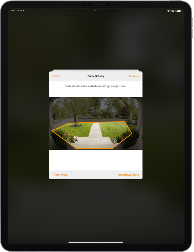 Obrazovka iPadu se zónou aktivity vytvořenou v záběru kamery u domovního zvonku. Zóna aktivity pokrývá přední verandu a chodník ke vchodu, ale nezahrnuje ulici a příjezdovou cestu. Nad obrázkem se nacházejí tlačítka Zrušit a Hotovo a dole tlačítka Přidat zónu a Invertovat zónu.