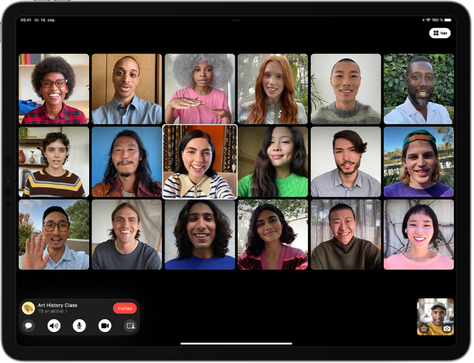 Et FaceTime-gruppeopkald med deltagerne vist i et netlayout, hvor billedet af den, der taler, er fremhævet.