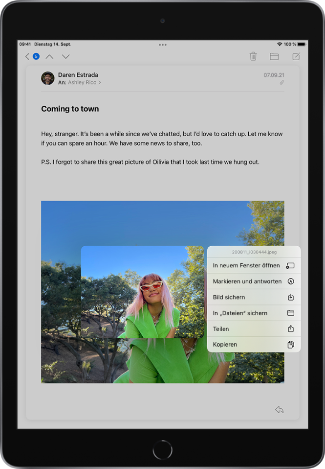 Eine geöffnete E-Mail mit einem ausgewählten Anhang und einer Liste mit möglichen Aktionen. Zu den Optionen gehören „In neuem Fenster öffnen“, „Markieren und antworten“, „Bild sichern“, „In ‚Dateien‘ sichern“, „Teilen“ und „Kopieren“.