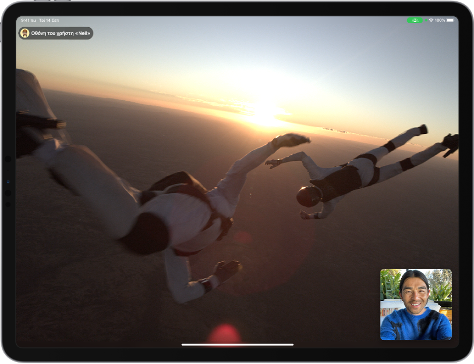 Μια κλήση FaceTime στην οποία φαίνεται περιεχόμενο από μια κοινόχρηστη οθόνη.