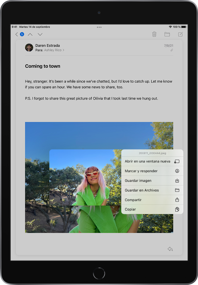 Correo electrónico abierto con un archivo adjunto seleccionado con las posibles acciones indicadas. Las opciones son “Abrir en una ventana nueva”, “Marcar y responder”, “Guardar imagen”, “Guardar en Archivos”, Compartir y Copiar.