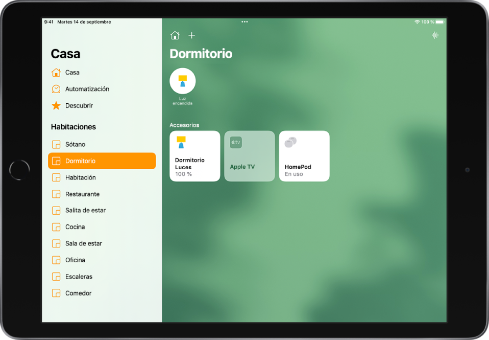 App Casa con la barra lateral a la izquierda. En la barra lateral, debajo de Habitaciones, Dormitorio aparece seleccionado. Arriba a la derecha de la barra lateral están los botones “Ajustes de la casa” y Añadir. El botón Intercomunicador se encuentra en la parte superior derecha. Cerca de la parte superior hay un botón de estado de una luz que indica que la luz está encendida. Debajo aparecen botones de accesorios para las luces del dormitorio, el Apple TV y el HomePod.