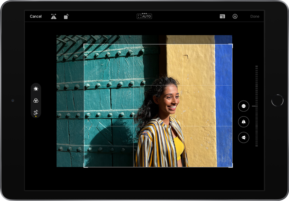 Rõhtasendis iPad. Ekraani keskel on Edit-režiimis foto ülekattevõrgustikuga ning kärpimisraamiga. Ekraani vasakul küljel on nupud Adjust, Filters ja Crop; valitud on nupp Crop. Ekraani paremas servas on kärpimise täiustamise valikud ning intensiivsuse liugur. Ülemises vasakus nurgas on nupud Cancel, Flip ja Rotate. Ülemises paremas nurgas on nupud Aspect Ratio, Markup ja Done.