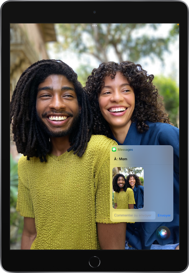 L’app Photos est ouverte et affiche une photo sur laquelle figurent deux personnes. Dans la partie supérieure de la photo, un message incluant cette même photo est adressé à Maman. Siri apparaît au bas de l’écran.