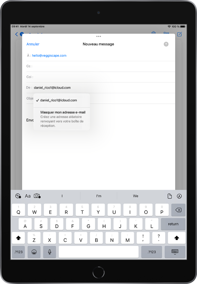 Un brouillon d’e-mail en cours d’écriture. L’utilisateur sélectionne le champ De avec deux options figurant en dessous de celui-ci : une adresse e-mail personnelle et l’option « Masquer mon adresse e-mail ».