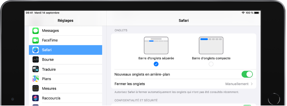 La section Safari de l’app Réglages. Sous les onglets se trouvent les options « Barre d’onglets séparée » et « Barre d’onglets compacte ». D’autres options comprennent Nouveaux onglets en arrière-plan et Fermer les onglets.