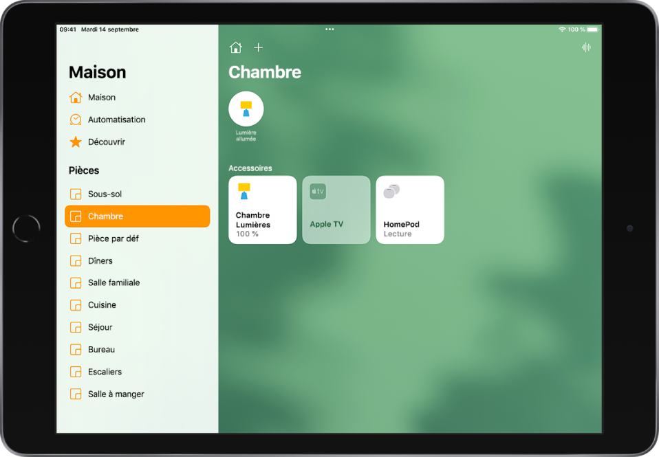 L’app Maison avec la barre latérale sur la gauche. Sous Pièces, l’option Chambre est sélectionnée dans la barre latérale. En haut à droite de la barre latérale se trouvent les boutons « Réglages de Maison » et Ajouter. Le bouton Interphone se trouve en haut à droite. Un bouton d’état pour une lumière se trouve en haut et indique que la lumière est allumée. Des boutons d’accessoires pour les lumières de la chambre, l’Apple TV et le HomePod s’affichent en dessous.