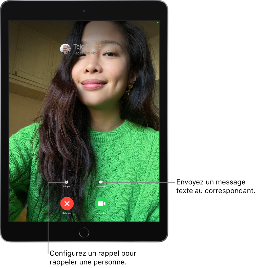 L’écran d’appel entrant. Au bas de l’écran, dans le rang du haut (de gauche à droite) : les boutons Rappel et Message. Dans le rang du bas, de gauche à droite : les boutons Refuser et Accepter.