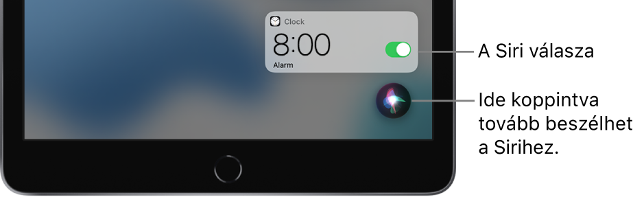A Siri a Főképernyőn. Az Óra app értesítése azt jelzi, hogy be lett állítva egy ébresztés reggel 8 órára. A képernyő aljának jobb oldalán lévő gombbal tovább beszélhet a Sirihez.