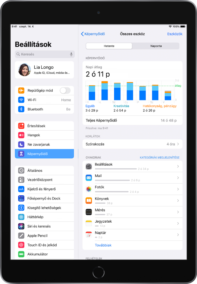 A Képernyőidő funkcióval készített heti jelentés, amelyen az appokkal töltött teljes idő látható kategória és app szerint.